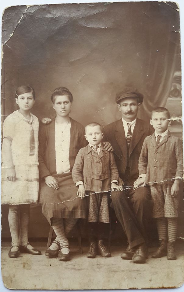 Уроженец с. Буюк Къаралез Къуртсеит Мустафаев с семьей. Фото 1930-х годов из личного архива Эльзары Абдурамановой