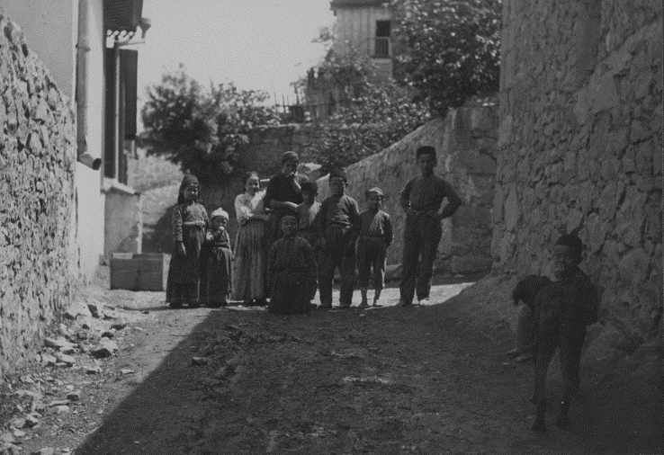 Дети на улице Дерекоя. 1897 год. Фото Антона Стуксберга