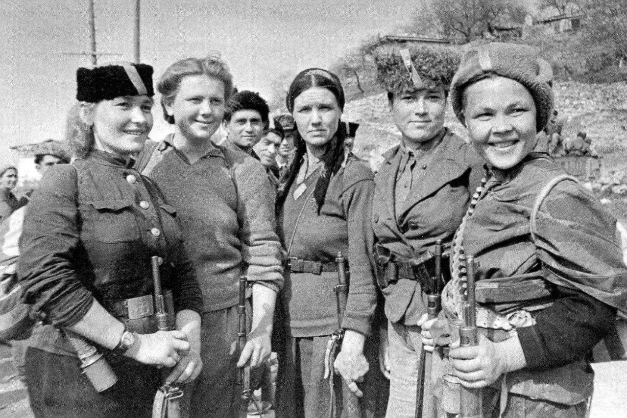 Партизанки-крымские татарки и их соратницы по партизанскому отряду. Поселок Симеиз. Фото Павла Трошкина, 1944 год. Последние дни перед депортацией всех крымских татар из Крыма